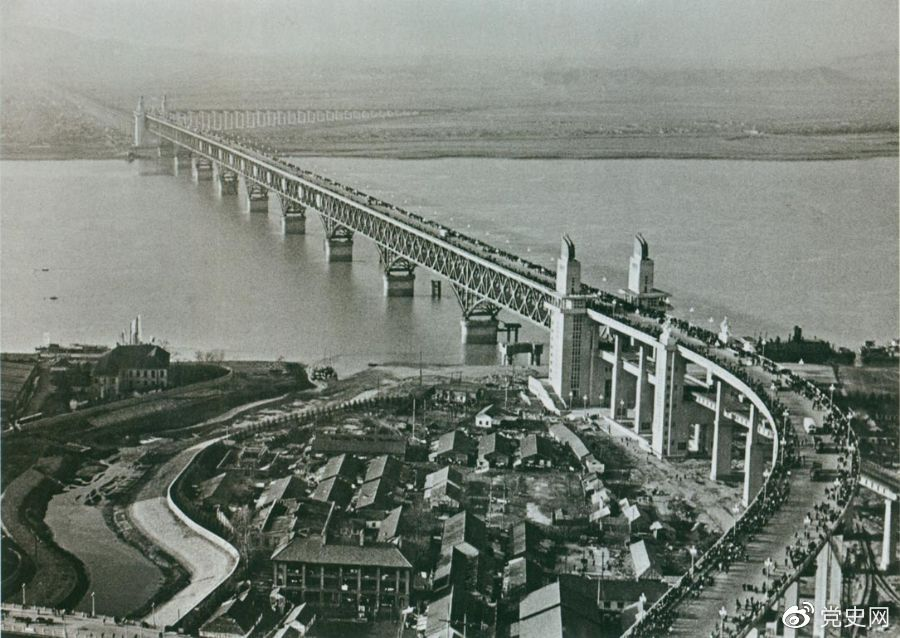 1968年12月29日， 南京長江大橋全面建成通車。這是當(dāng)時中國自行設(shè)計建造的最大的鐵路、公路兩用橋。